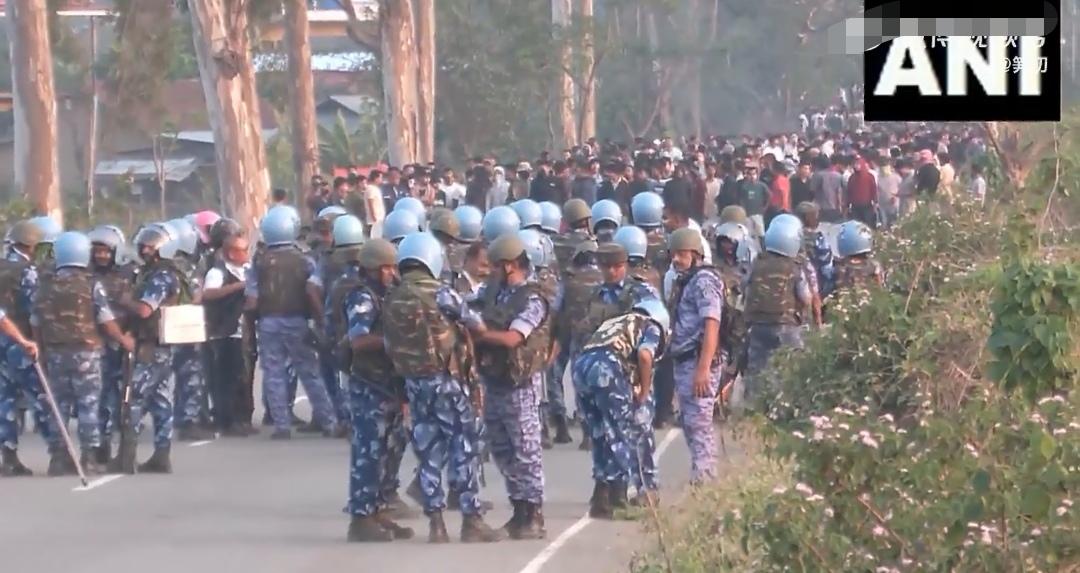 印度曼尼普尔邦大规模骚乱持续，至少已经造成260人死亡，超过6万人流离失所。
