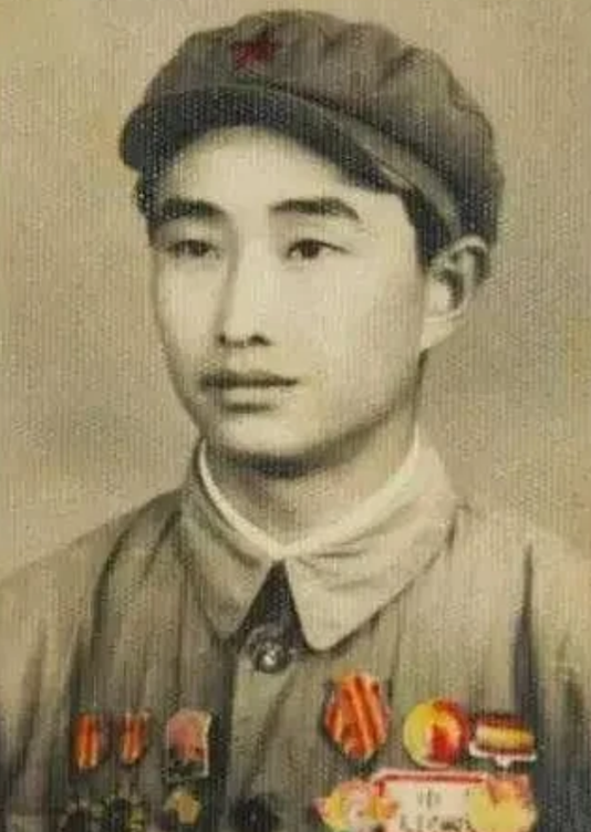 1943年，日军空袭时，八路军一小战士仰面躲在草丛里，看着距离不到100米的敌机