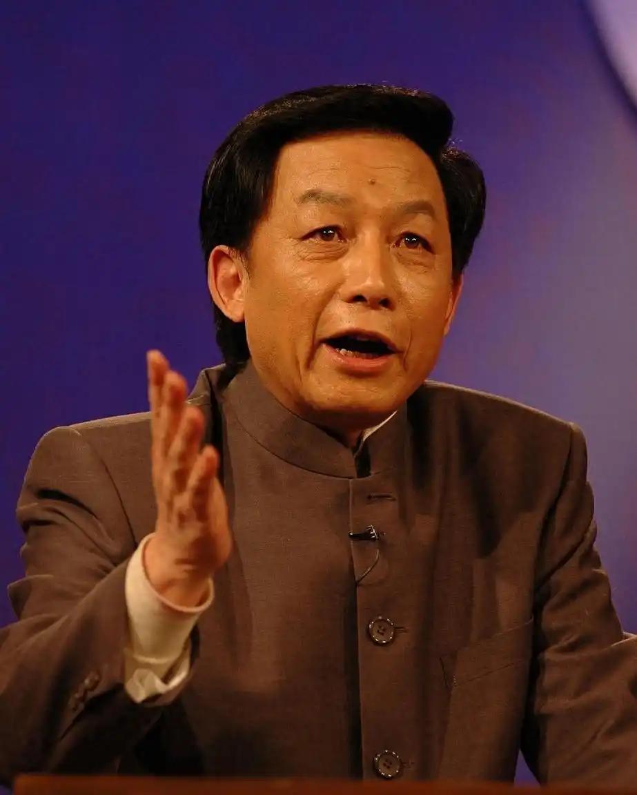 易中天就是个搞文学的，用文学的心态去看历史，他能写啥？易中天最大的问题就在于读