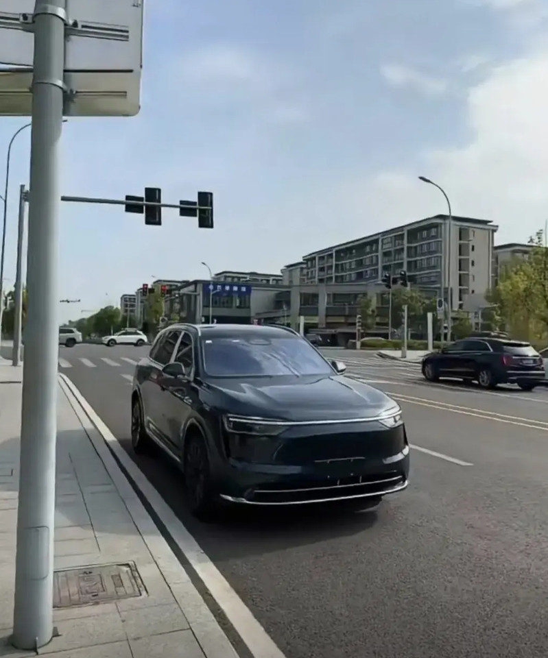 大家发现没有，问界汽车现在走向理想汽车老路了，当一个新款车型上市时，另一款爆销车