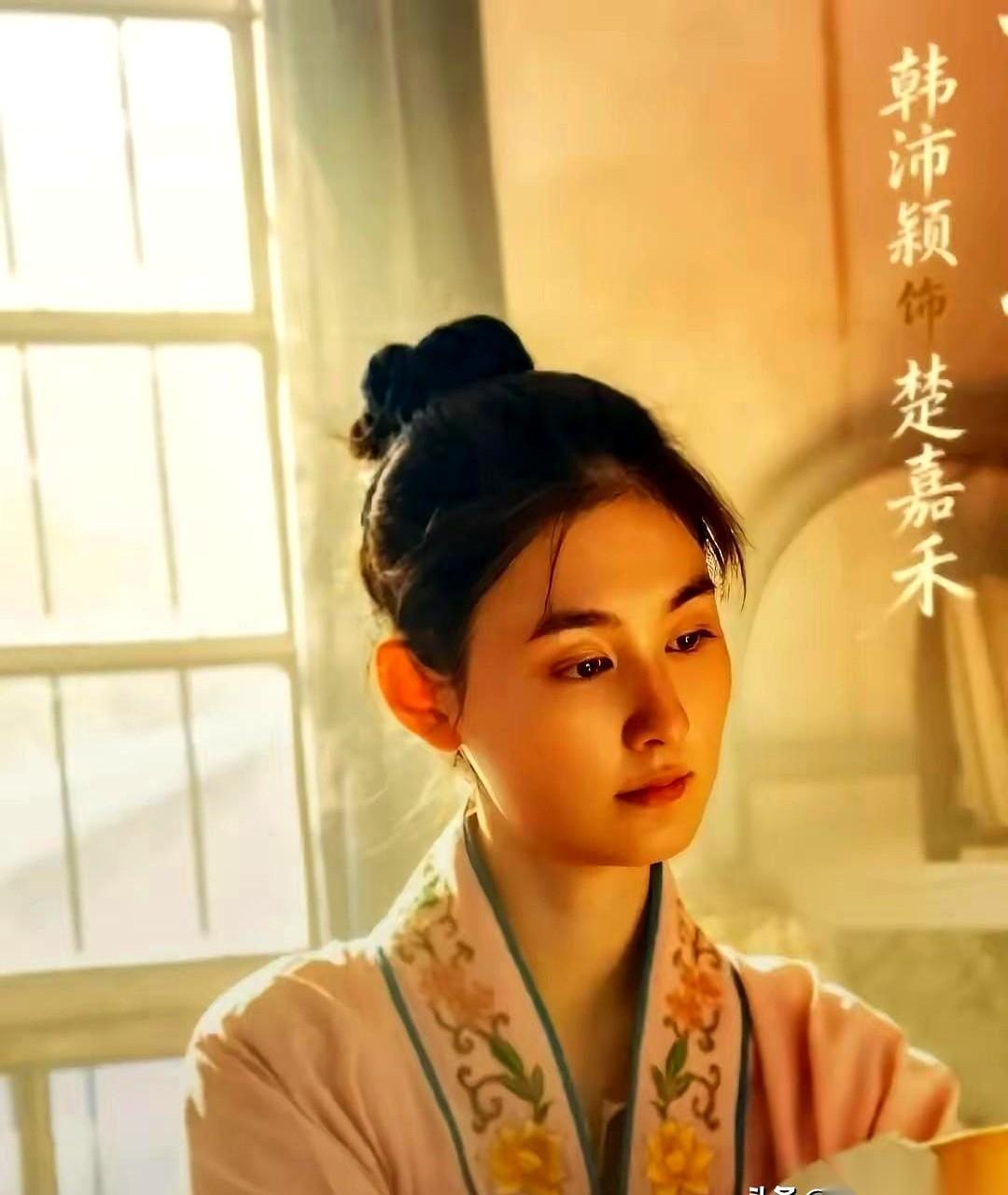 要说反讽，还得是小说《主角》。主角忆秦娥，唱了一辈子大女主，最后活成了个孤家寡人