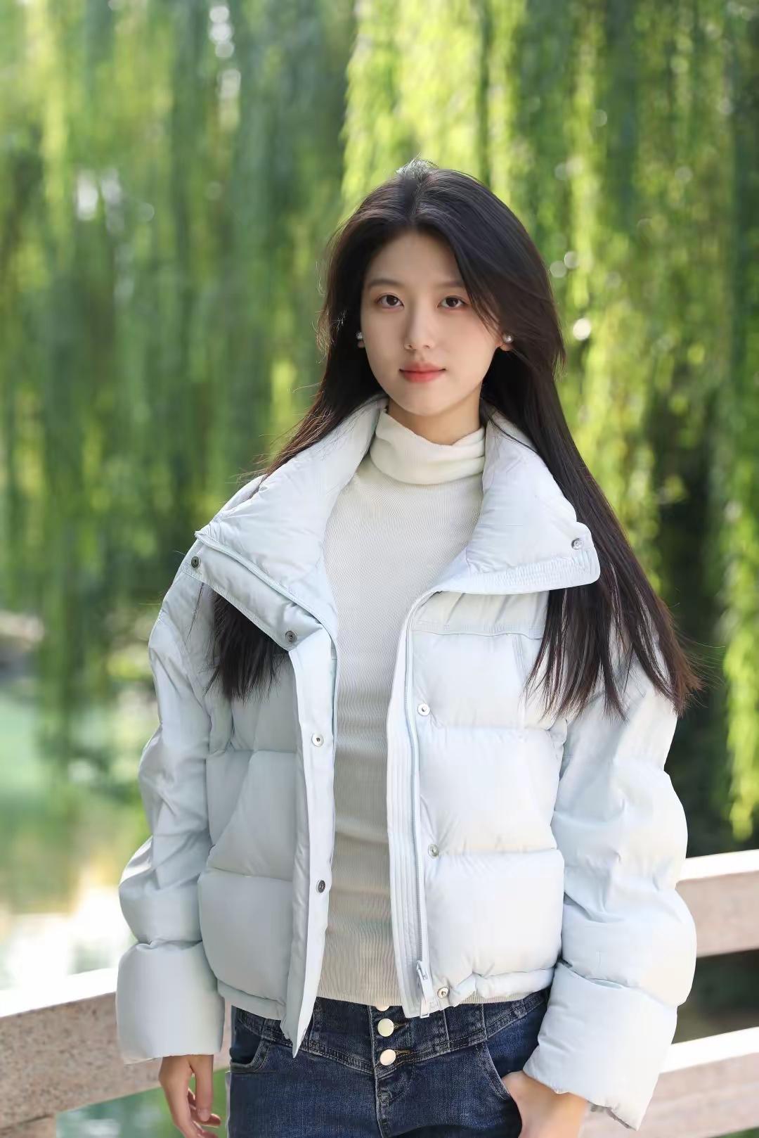 人靠爱活着。失去了爱，失去了对美好的向往与追求，生活便只剩空洞的躯壳。