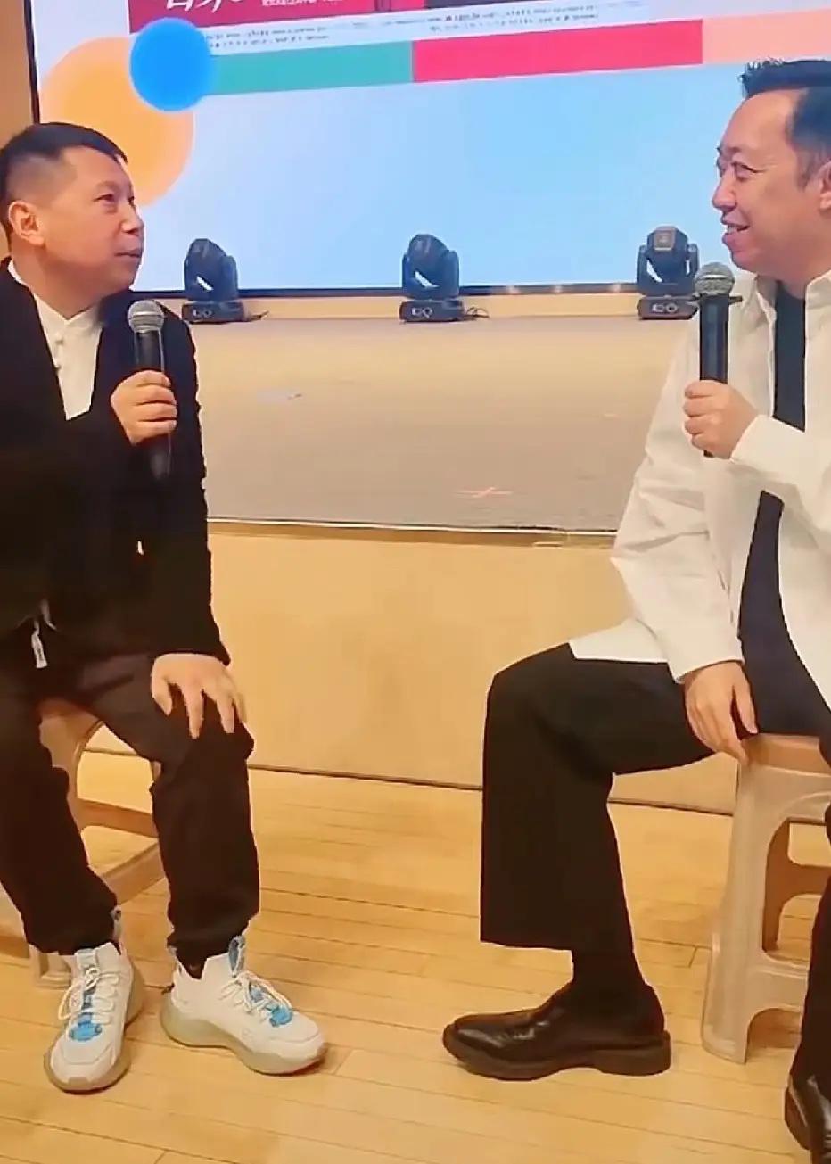 【著名相声演员何云伟和李菁罕见同框，大爷一句话让李菁显得尴尬！】近日，著名相声