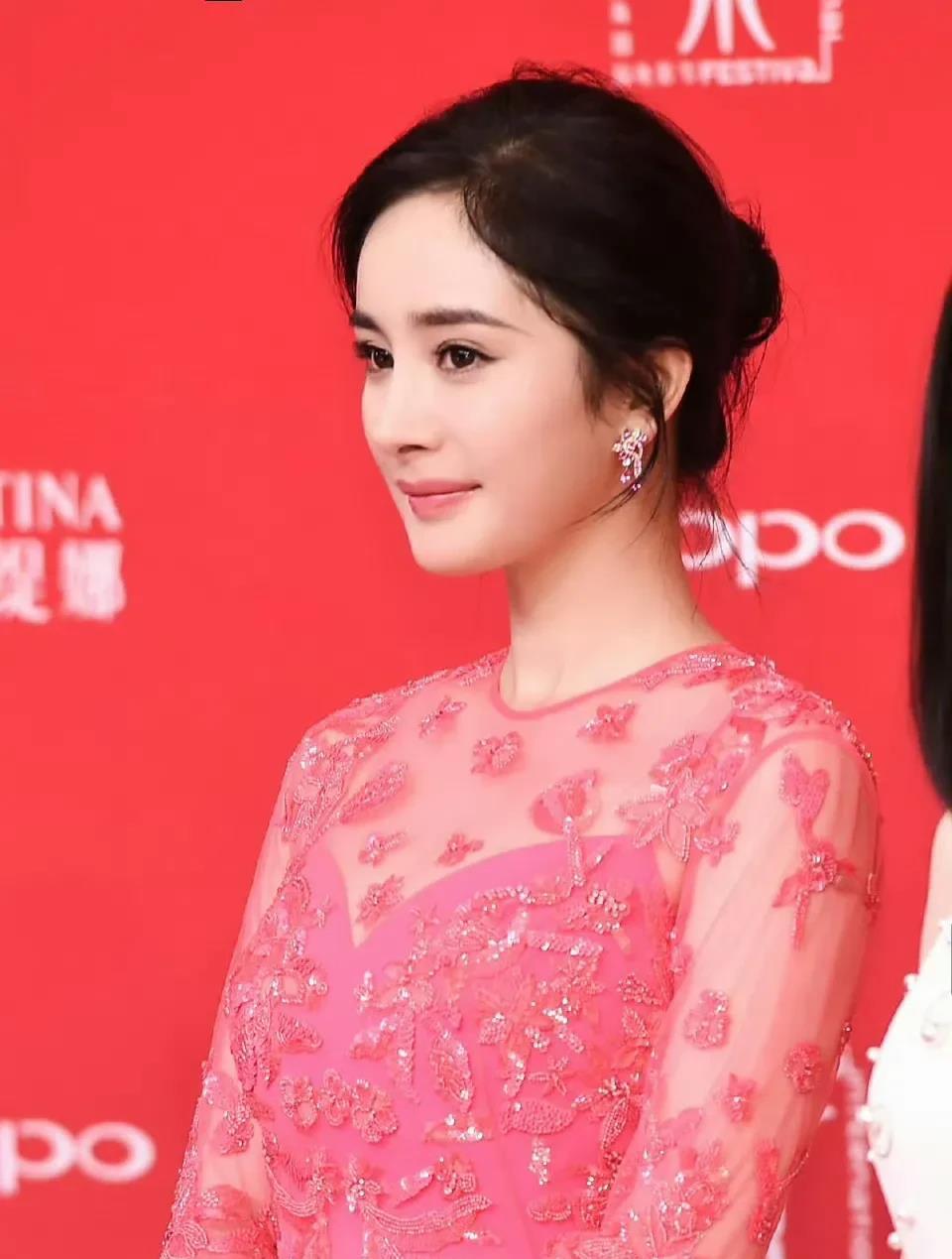 杨幂在上海国际电影节的红毯瞬间简直绝了！她一亮相，气场直接拉满。身着华丽礼服，那