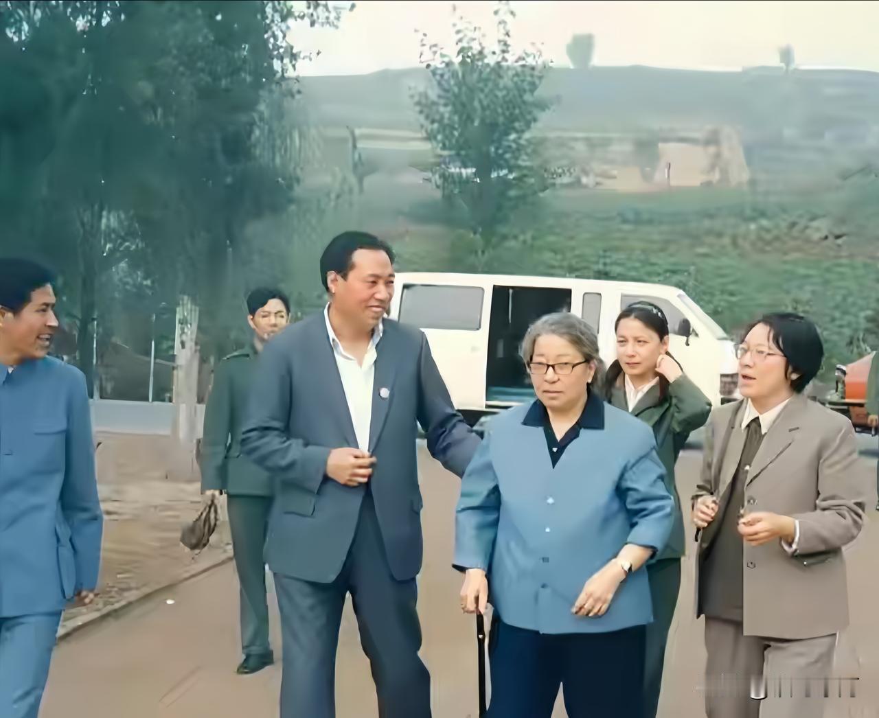 🍁1988年9月15日，彭德怀元帅的夫人浦安修重返山西太行老区，替丈夫完成生前