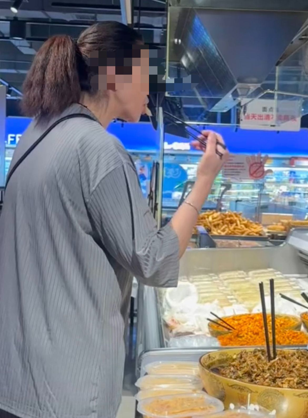 #女子用超市公筷夹咸菜品尝#【#超市回应女顾客用公筷尝咸菜#：已下架咸菜送检，更