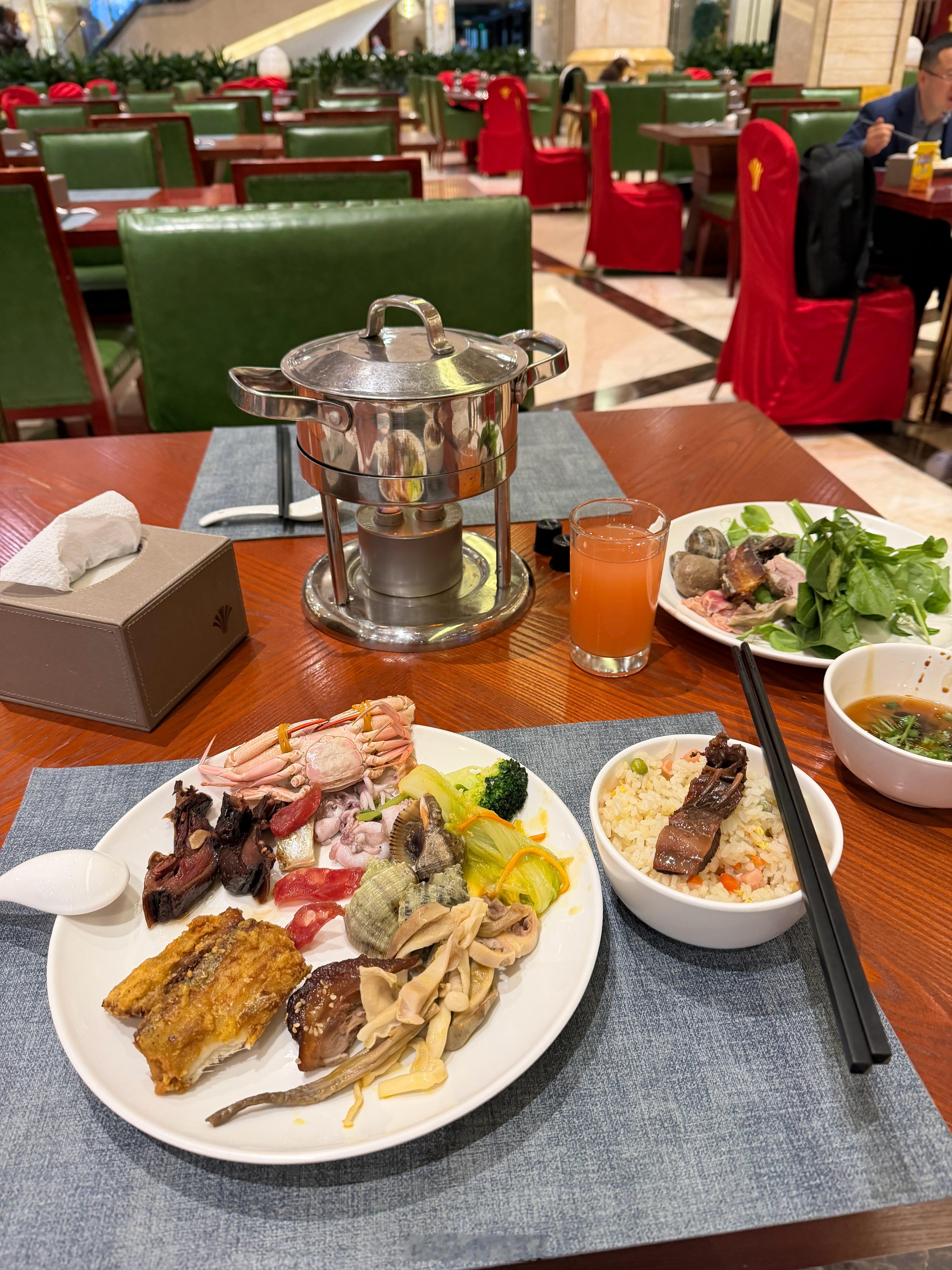 昨天酒店的自助餐提供的小火锅，恼人的是酒精炉火不行，坐下就开始点火，到吃饱了锅还