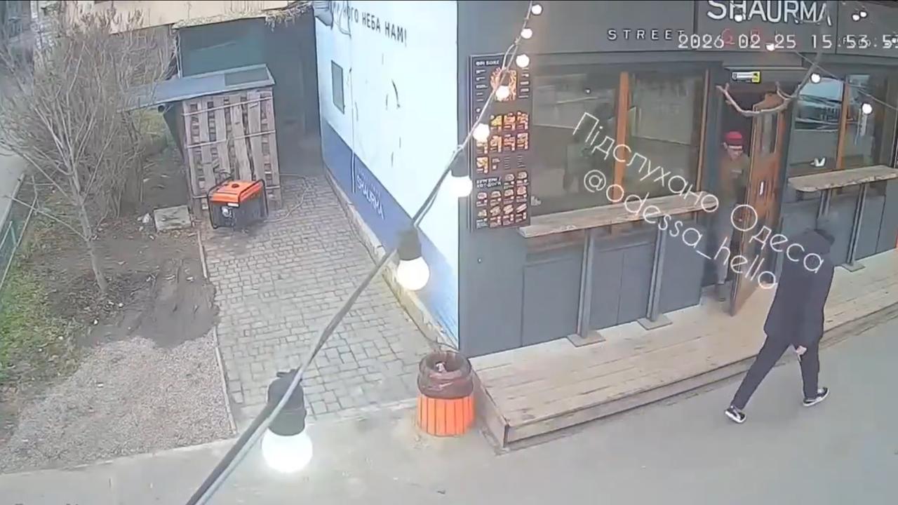 乌克兰一烤肉店老板救了兄弟！他看到几个征兵官追着一个人，就把他拉进店里救了下来。