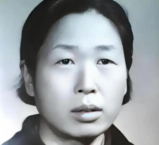 1977年年底，北京中组部的办公楼里，高淑兰接到中央的免职通知之后，默默收拾好办