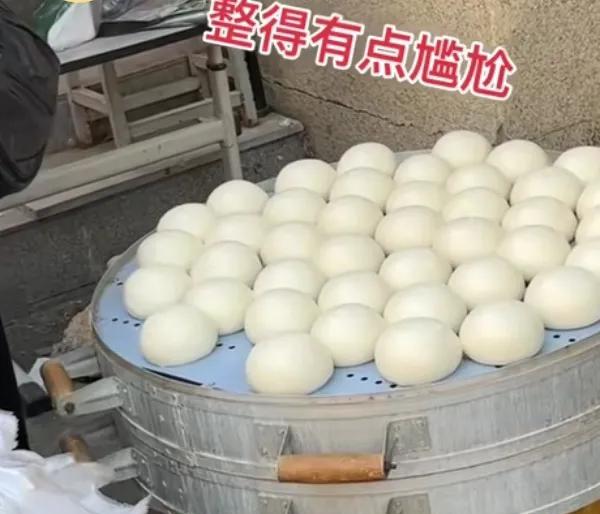 #干净的馒头#整得有点尴尬刚去市场买馒头，我看着这馒头这么白，我就问大姐你这