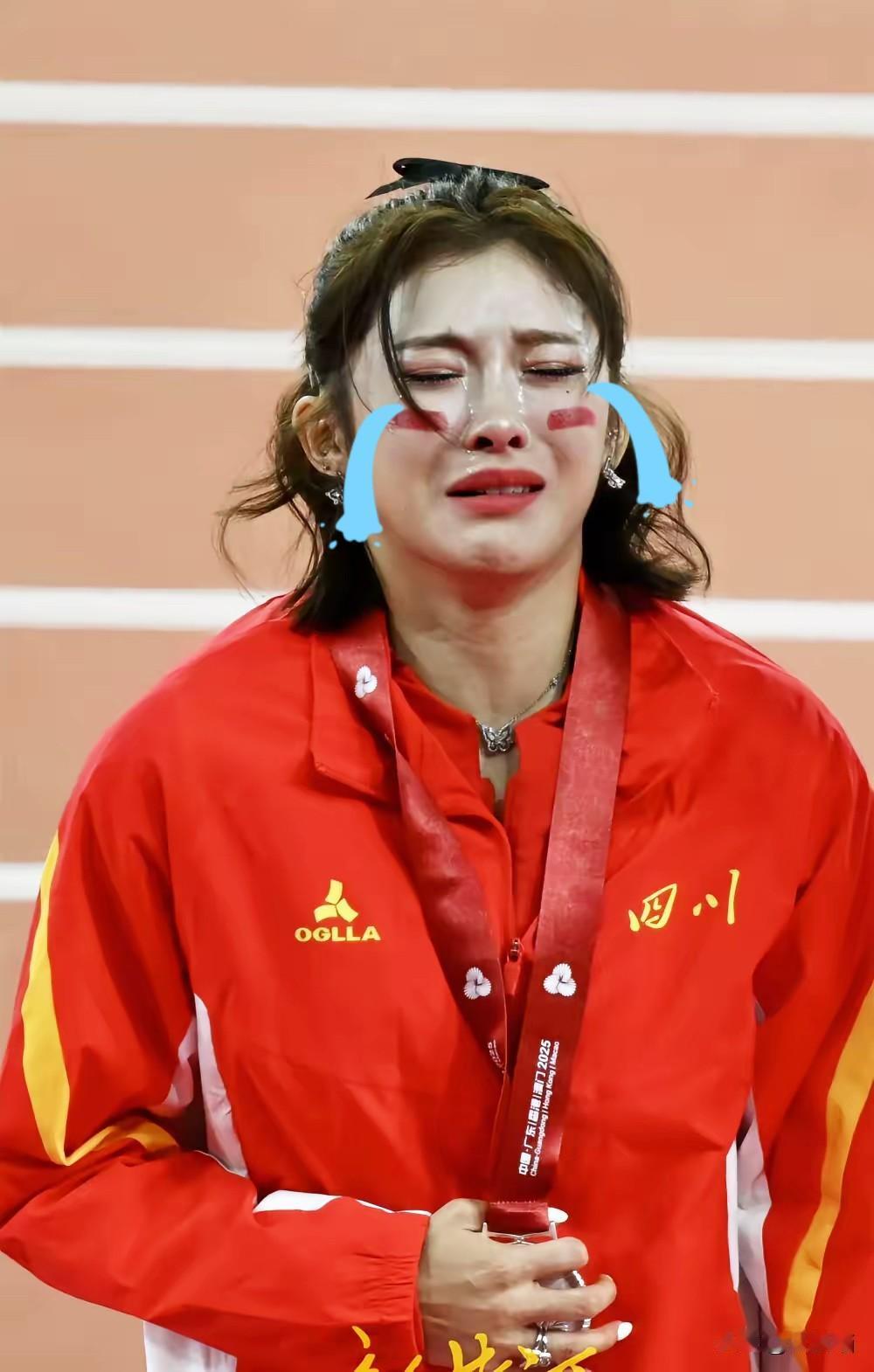 看到吴艳妮领奖台上红着眼憋泪的模样，真的心也跟着碎了！28岁的川妹子