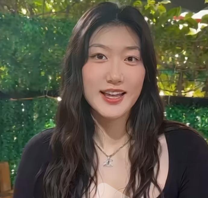 前中国女篮名将李梦更新社媒，配文到：不知不觉离开国家队已经两年了，我一直在努力训