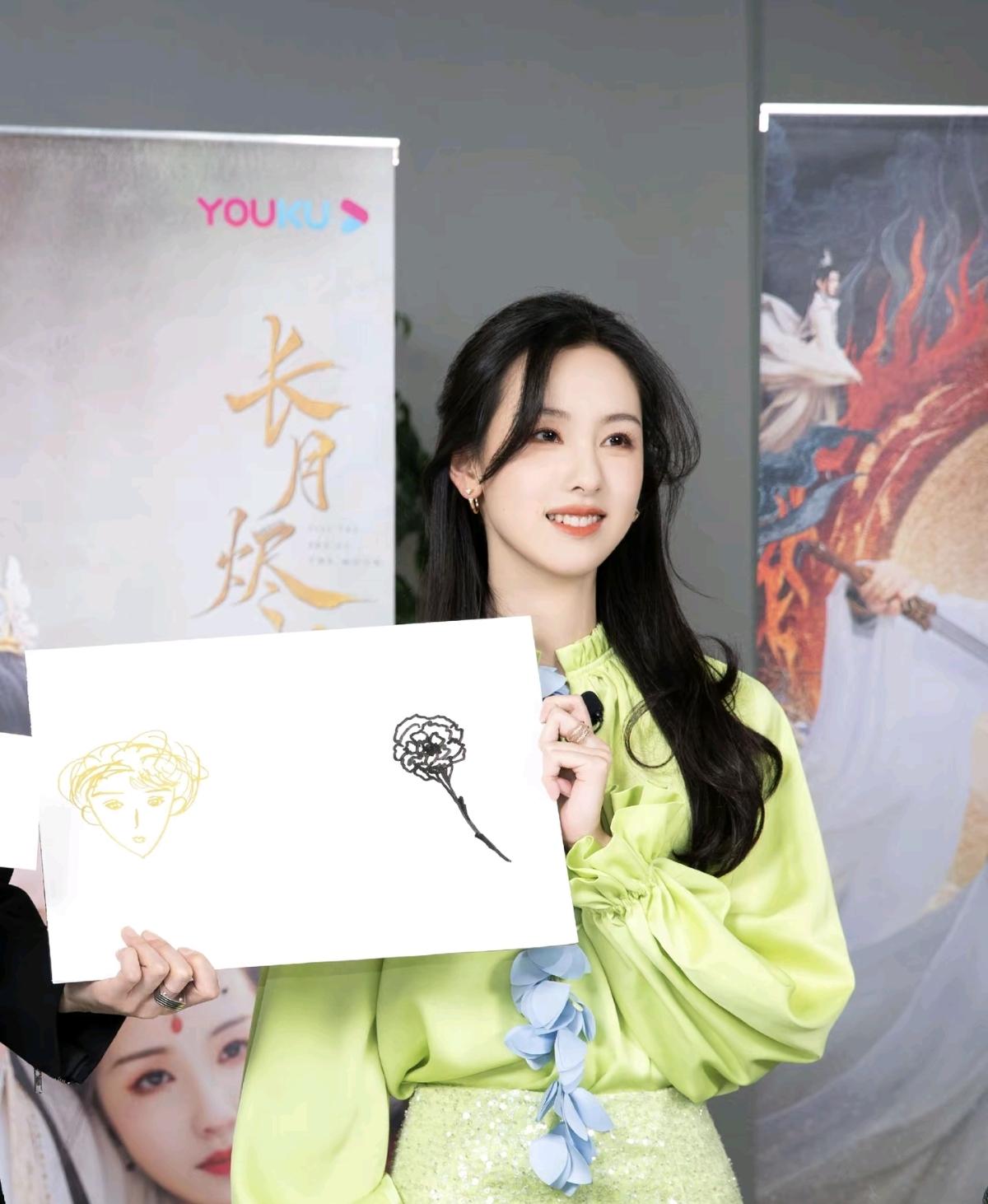 陈都灵一身嫩绿色穿搭亮相活动现场，灯笼袖+闪片短裤，把春日清甜穿在了身上～笑容也