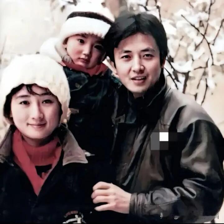 侯长荣年轻的时候可是真帅啊，比唐国强的颜值高多了。那时候的容颜是多么的俊朗迷人，