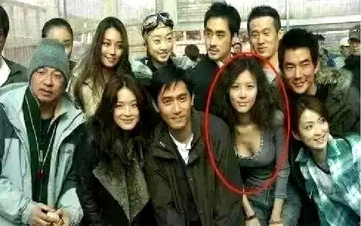 雪地里穿吊带，这钱真不好挣。梁朝伟舒淇那个路透视频，好多人都在心疼那个模特。