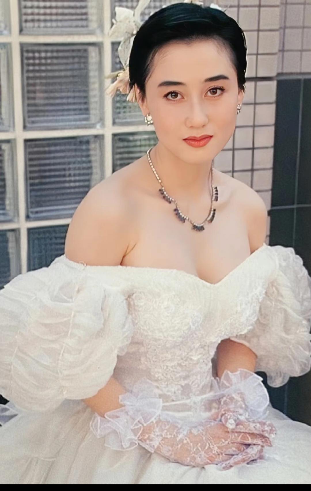 很难想象这是同一个人！以前她可是性感的代名词，如今再看她只能感叹，最终岁月还是