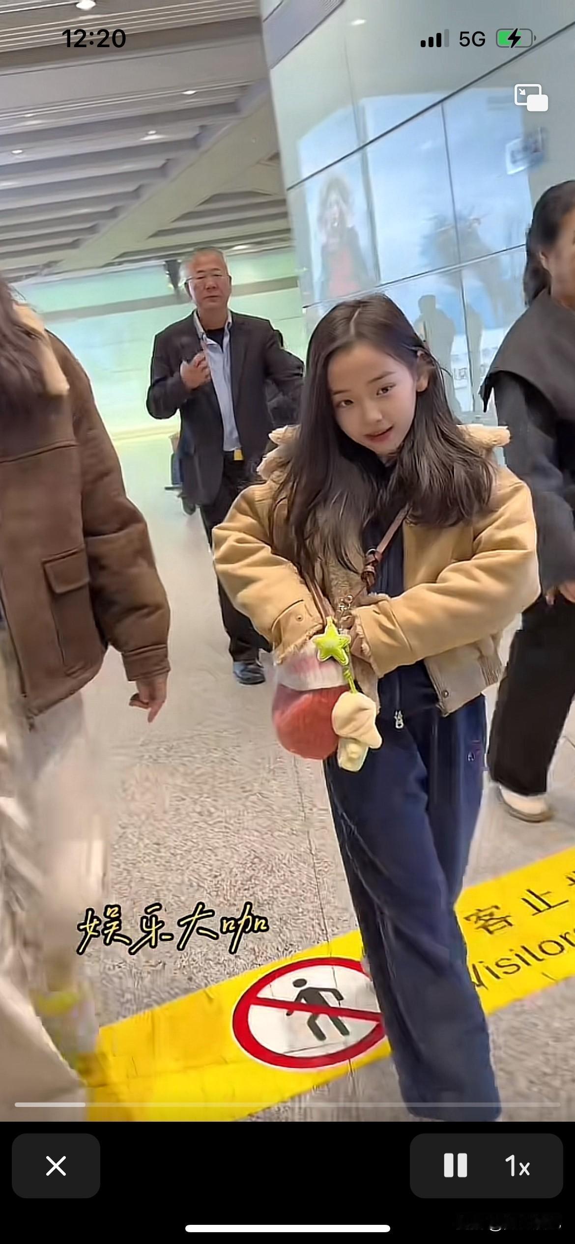 董璇老师的女儿那么小就披头散发，把头发染成这样，像个大人一样成熟，而且出门总是跟