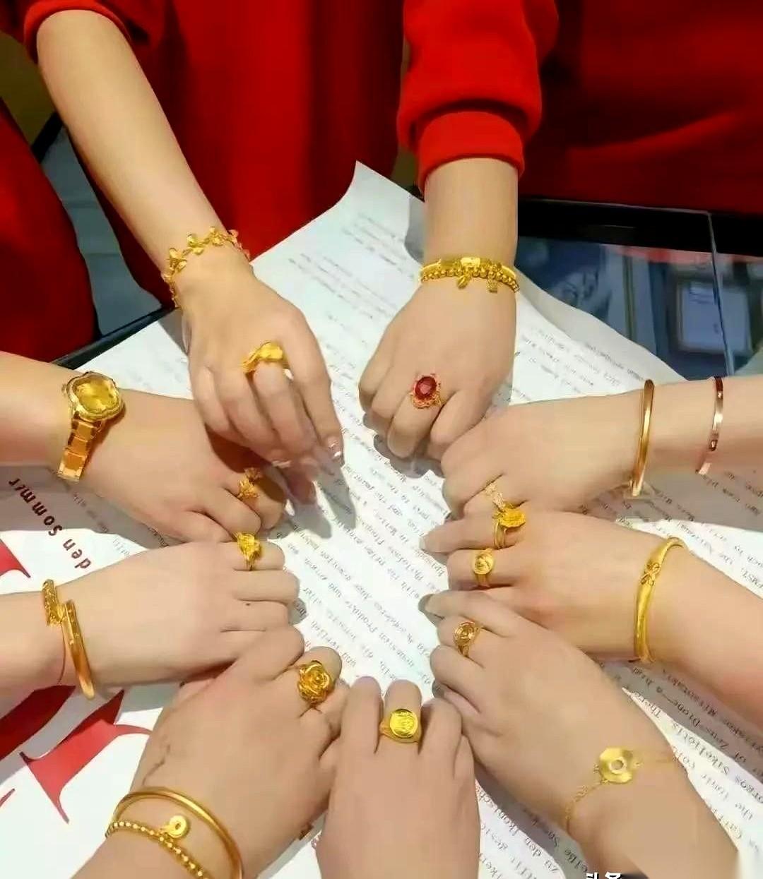 回村吃了顿席，给我上了一课。菜还没夹几口，眼先被晃瞎了。我这一桌，从我妈往左数