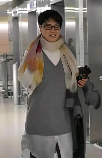 62岁毛阿敏发福明显，素颜的五官就像路人，没有了往日舞台上的风采，明星范儿全无了