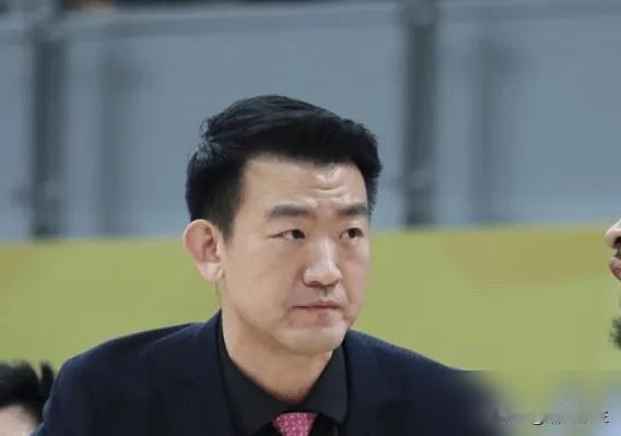 别再刷王博那个“懵圈”表情包了。开局4-12落后，镜头一切过去，他那表情确实