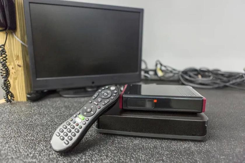 家里电视后面那团乱线、两个遥控器、开机先等广告再找“直播”——要成老黄历了。