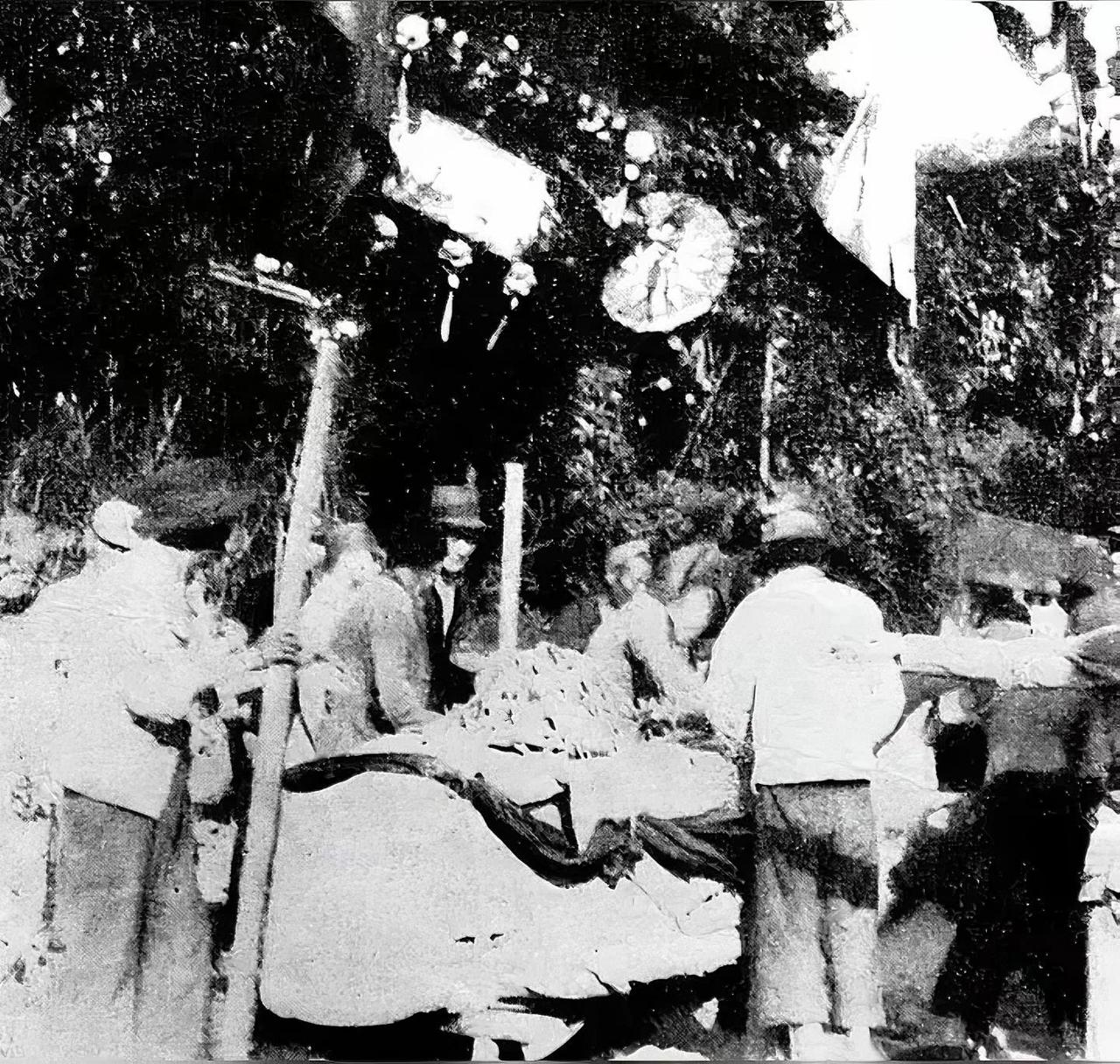 张自忠战死时，身边的随从马孝堂被日军一刀砍中脖子，他忍着剧痛滚进旁边的沟里。日军