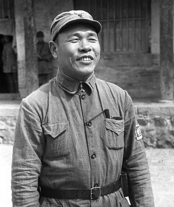 1951年，特务张树桥落网，审讯室里灯光刺眼，他突然抬眼冷笑："不怕告诉你们，