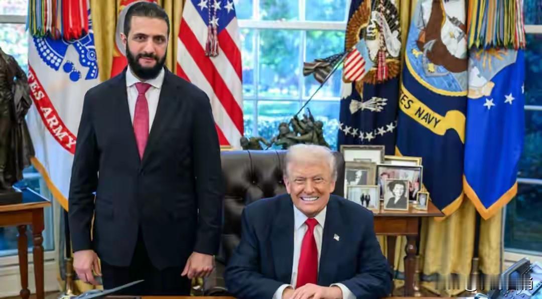 叙利亚的朱拉尼在美国和俄罗斯的地位还是不一样的。在美国，特朗普连正门都不让他