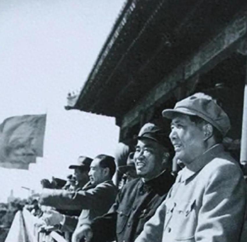 1958年，沈醉去天安门参加阅兵仪式，看见伟人身边站着的女人，吓得他当场差点魂飞
