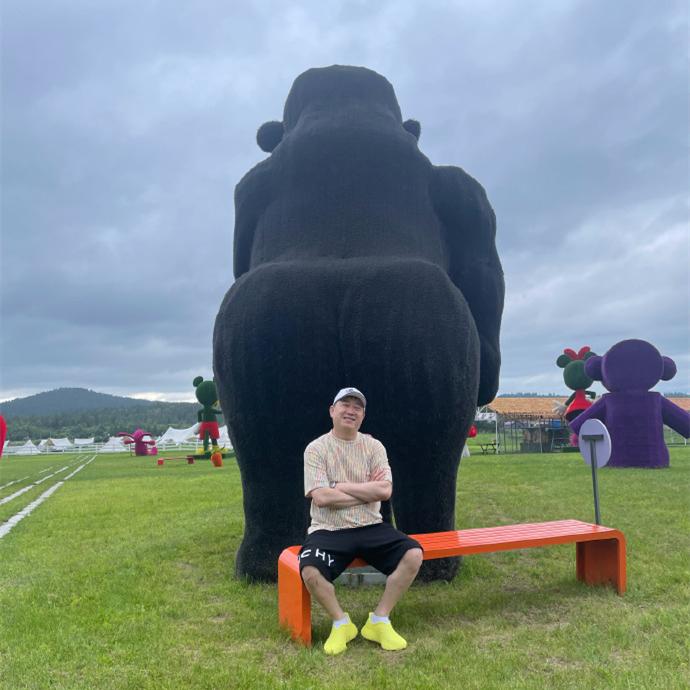 清晨！德云社相声演员张鹤伦发文，晒出了一组青山、草地、阴天的九宫格照片。如此美景