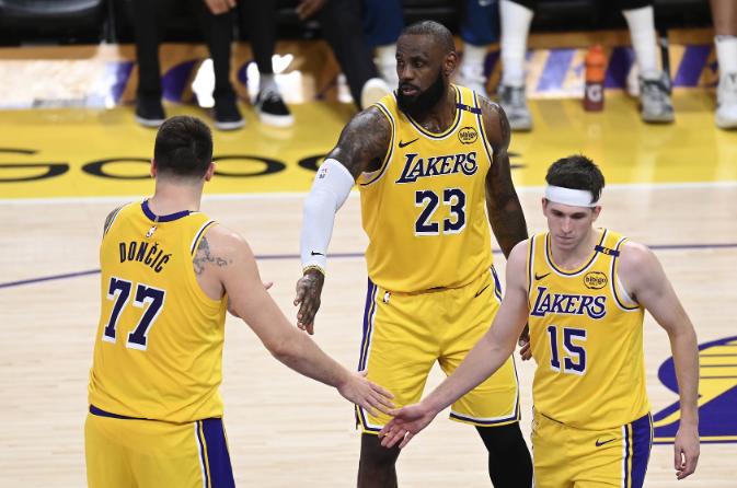 艾顿档拆质量很差。并不能完全挡住人。而且他拆的太快了。给人一种假掩护的感觉。这几