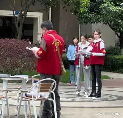 关晓彤这个裤子但凡换个人穿，我都觉得是灾难