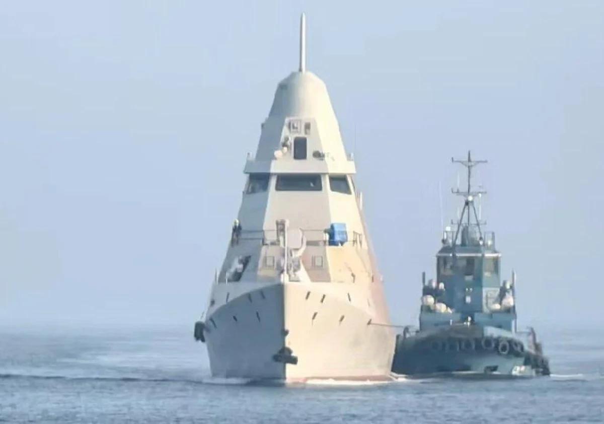 美国军事网站“DefenceBlog”近日曝光了解放军1艘“神秘实验军舰”，甲
