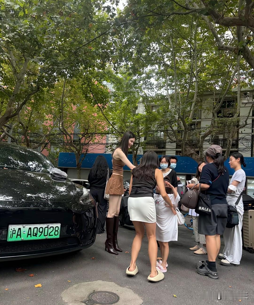 我的妈呀，何穗这么高呀，电视里完全看不太出来​