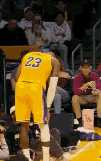 湖人超级巨星詹姆斯真是艳福不浅！在今天湖人主场迎战黄蜂的比赛中，当时詹姆斯正在场