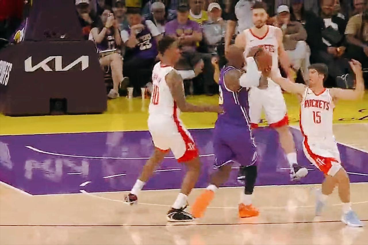 关键时刻接连失误，詹姆斯实在太拉胯，搞不好拖入抢七被淘汰。还剩最后2分2