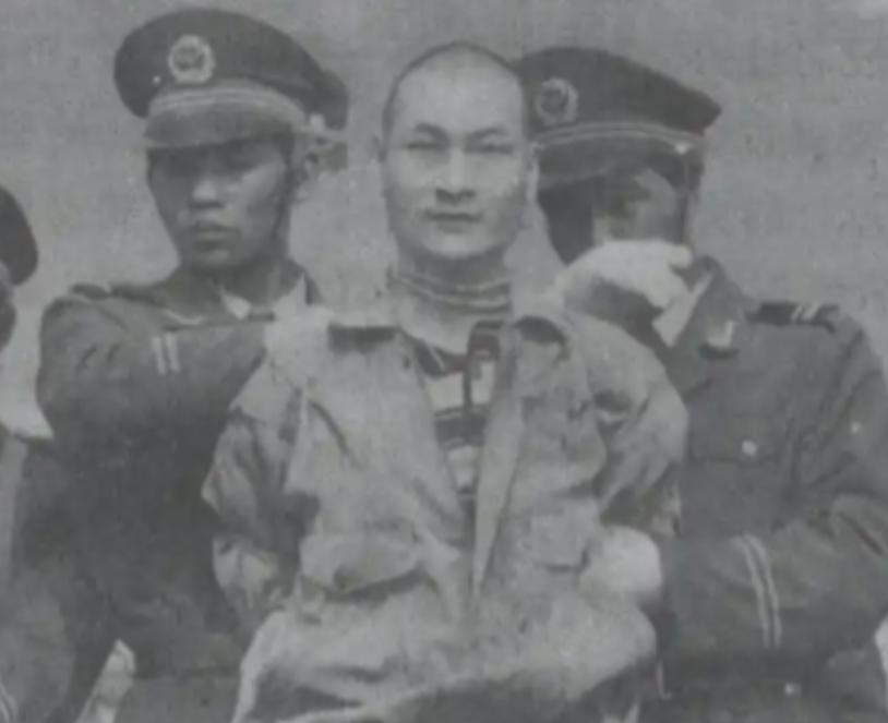1995年的一个半夜，山西侯马市一栋豪华别墅，专案组民警"哐当"一声就踹开房门，
