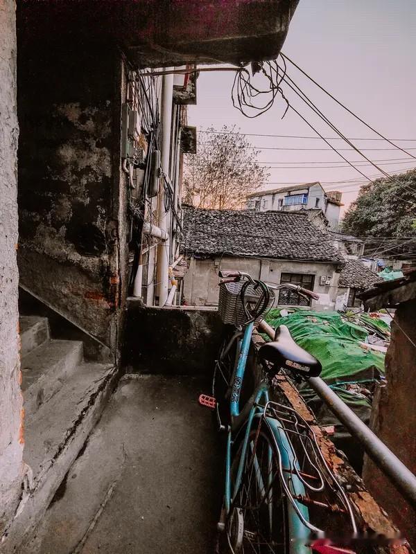 房价下跌的维度房价下跌有2个核心维度，一个是房子本身价值的缩水，另一个是市场