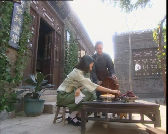 《金粉世家》冷清秋家庭条件真不算穷，毕竟那时候都没多少人有吃下午茶的条件！