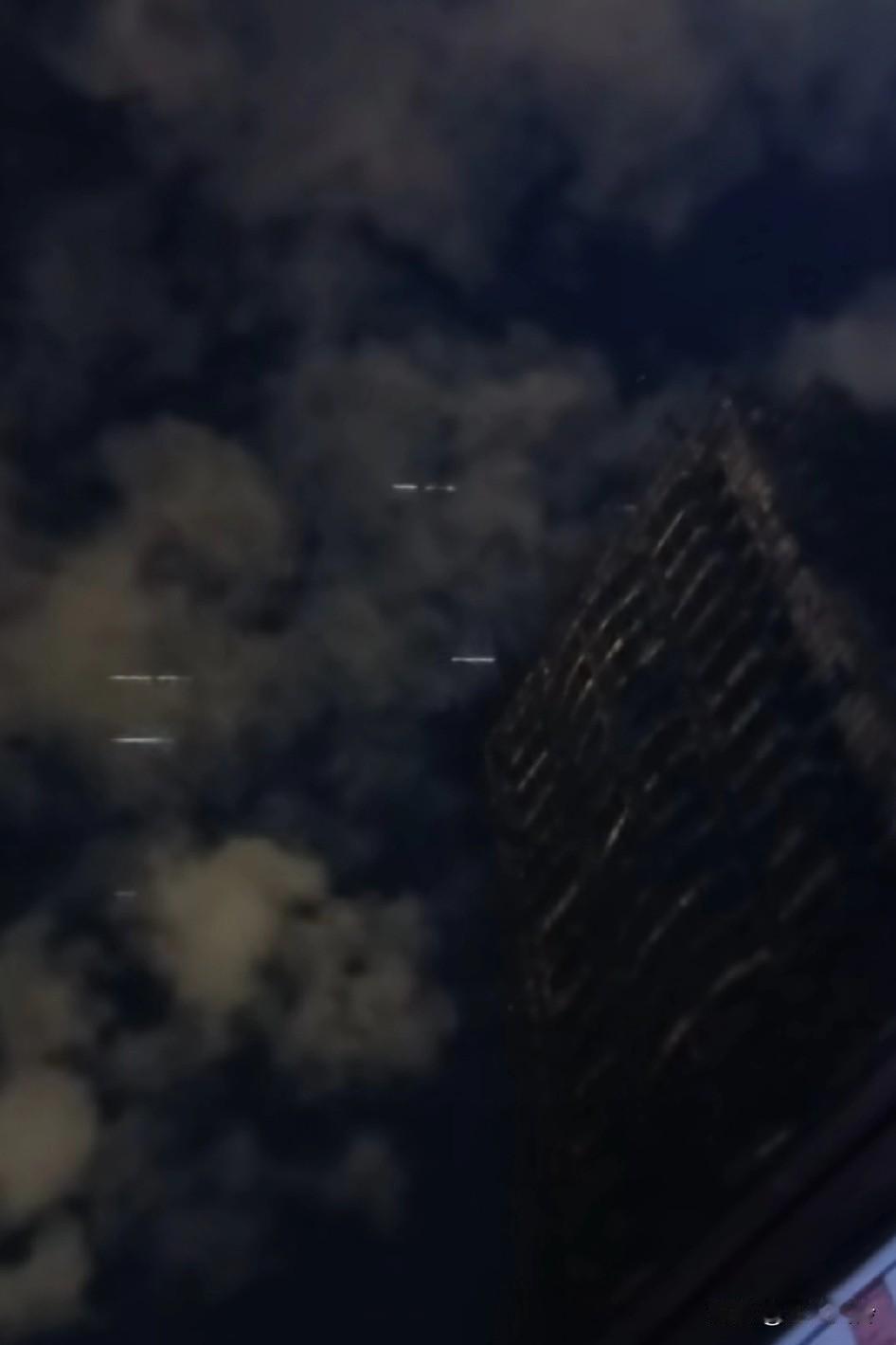 福州天空出现不明飞行发光体！中国军号都说了，让咱们抬头看！明天是不是央视播报