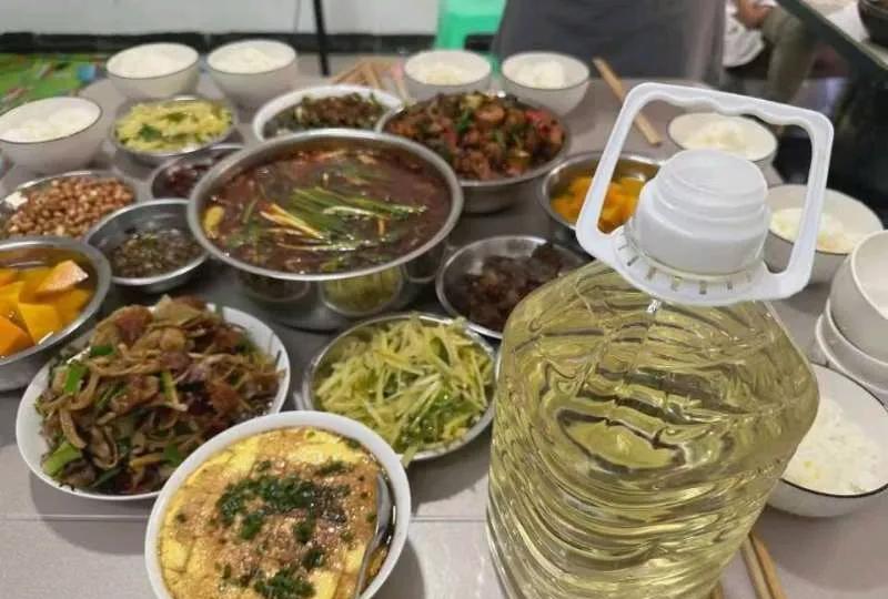 四川人家庭聚餐不是喝五粮液、1573、剑兰春等中高档酒！很多外地朋友认为四川好酒
