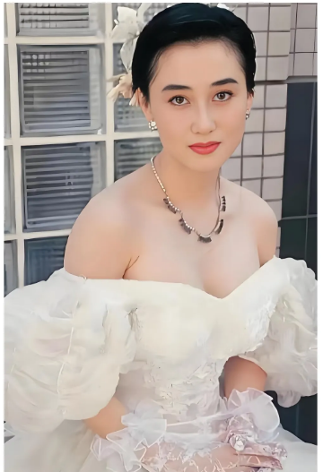 我问闺蜜，“为啥利智不去照顾李连杰呢？”​她翻个白眼，说到：“你见过几个
