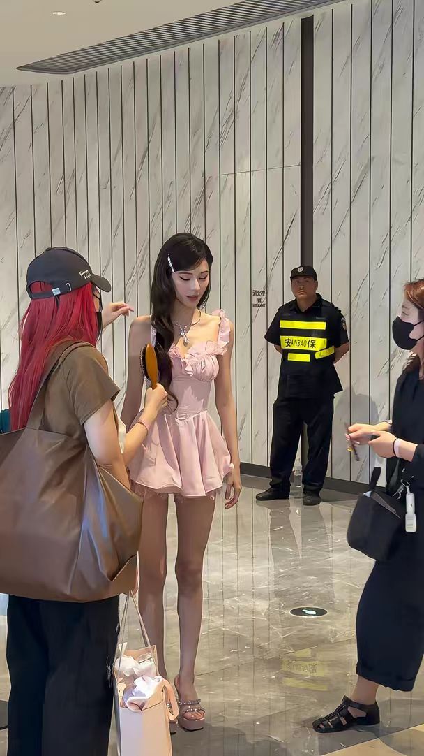 张予曦有高跟鞋驾驶证的女人把高跟穿出安全感，魔法袍都成了陪衬，这份松弛感太迷人