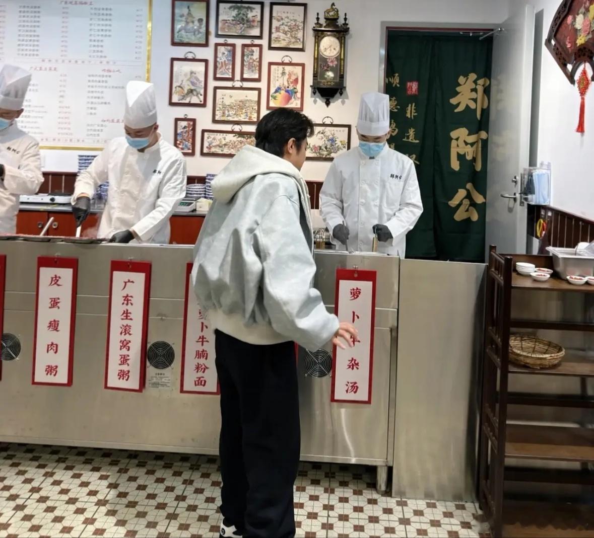 有网友在北京偶遇王祖蓝吃饭，好像吃的是顺德鸡煲，果然是广东胃啊，走到哪里都不忘吃