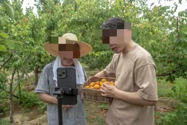 特别反感即墨区那几个打着新农人助农口号直播带货的网红，明明佣金不少赚，非要装成是