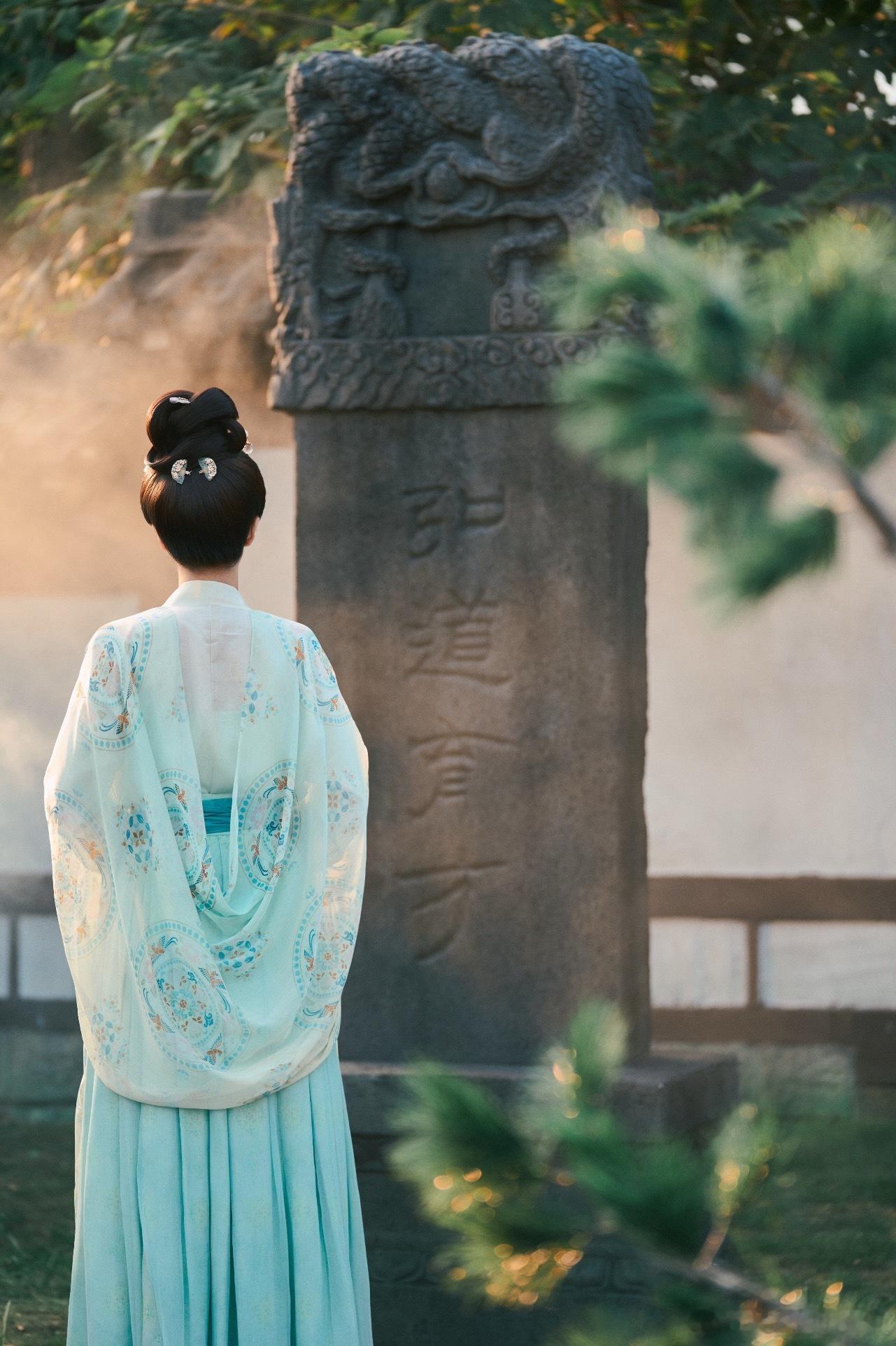白鹿《莫离》的剧照，景和衣服色彩搭配真的很绝，人景合一的感觉，光线也是恰到好处，