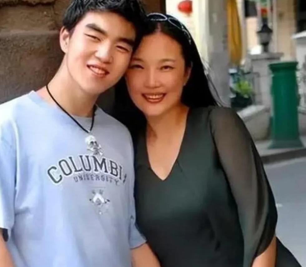 1988年，武汉一女教师，新婚后不久怀孕，不料，孩子刚出生，丈夫竟然脸色大变说“