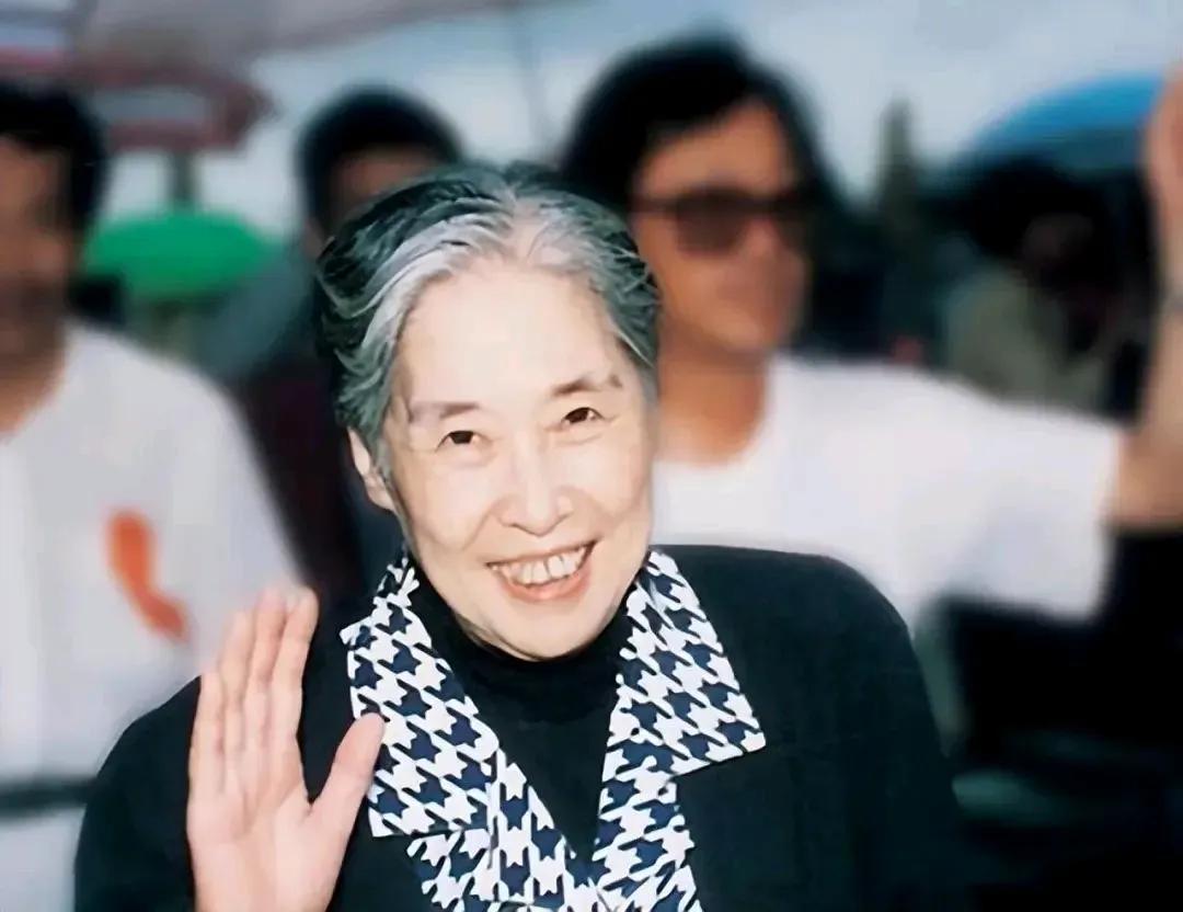 1972年，王光美终于和子女们团聚了。见面后，她用沧桑的手，轻轻抚摸儿子刘源的脸