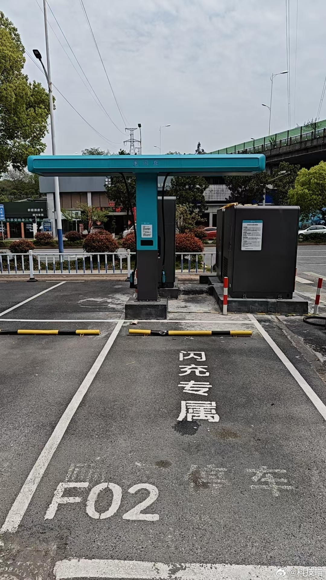 感觉电车这块，今年就比亚迪闪充觉得惊喜，9分钟充饱的速度世界第一，旦用难回