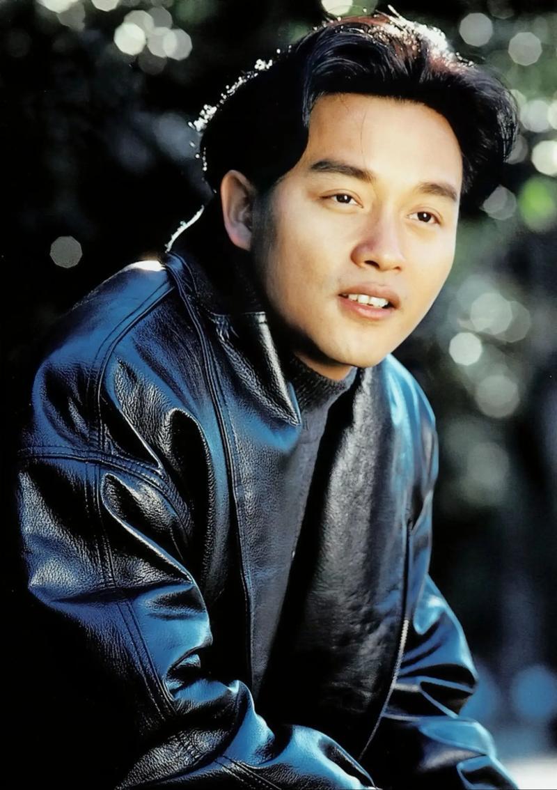 2003年4月1日傍晚，香港，文华东方酒店。张国荣站在24楼的窗边，楼下是中